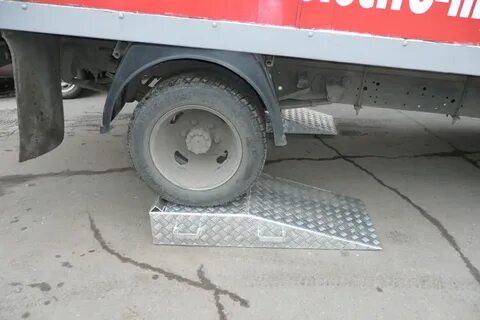 Зачем опытные водители кладут под колеса теннисный