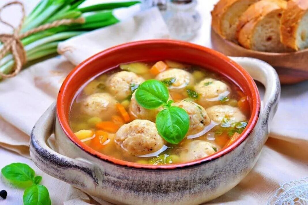 Суп овощами сыром и. Суп с сырными клецками. куриный суп с сырными шариками. овощной суп с сырными шариками. суп с сырными клёцками..