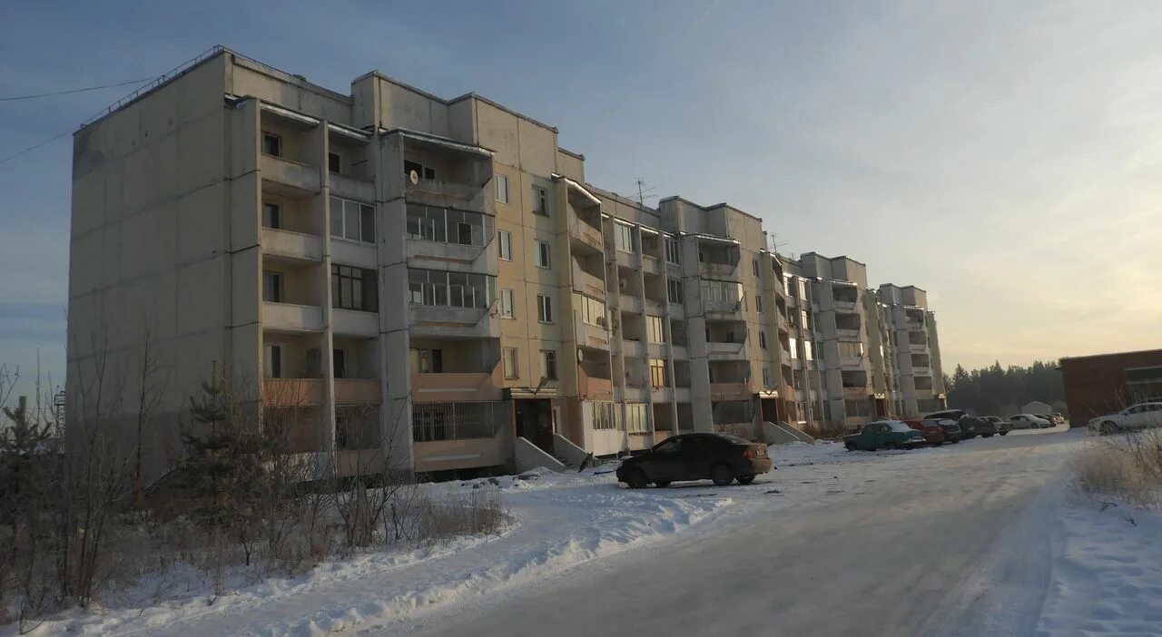 Военные дома. Карпинск Советская 96. Карпинск ул Советская 96. Военный дом Карпинск. Военный дом.