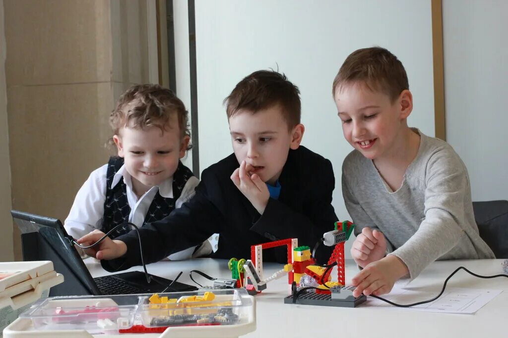 гбоу дод ддют. занятие с детьми инофонами. робототехника в школе. дополнительное образования детей спб. дополнителного образования.