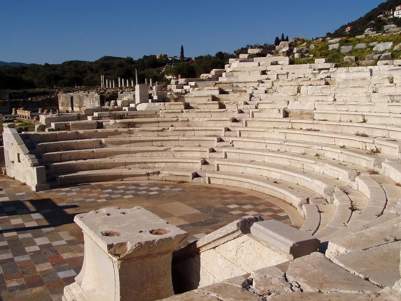 Амфитеатр древней Греции. Амфитеатр Греция Акрополь. Античный театр древней Греции. Греческий амфитеатр в Афинах.