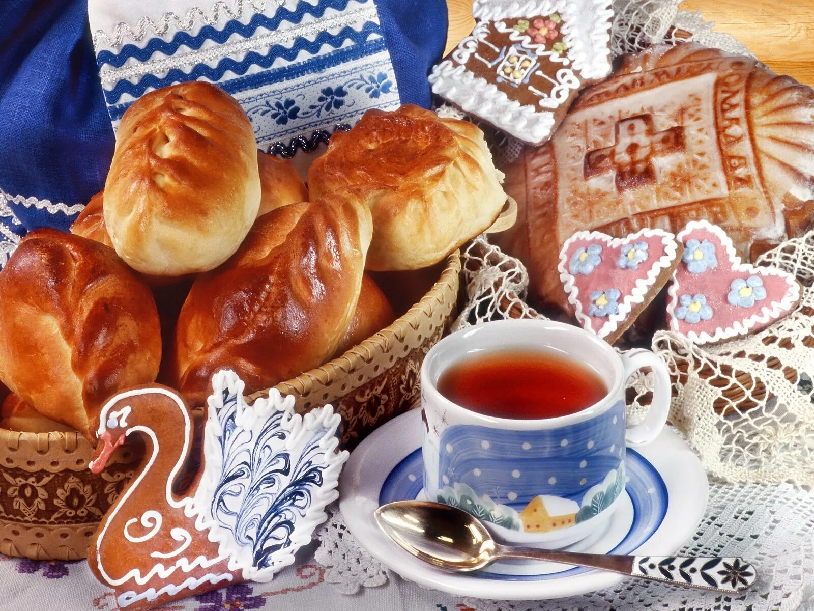 Русское домашнее утро. Чай с пирожками. Чаепитие с выпечкой. Чаепитие с пирогами. Стол с пирогами и булочками.