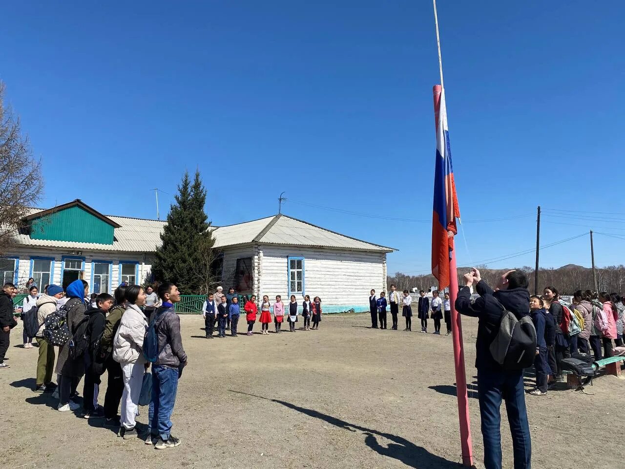 День флага. 18 Школа г Кызыл. День поднятия российского флага. Поднятие флага в школе 2022. Кызыл школа 18