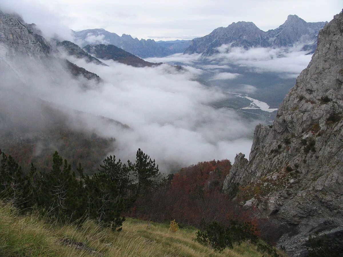 Динарское нагорье хорватия. Gebirge. Сербия динарское нагорье. Горы проклетие сербия. Сербия динарское нагорье.