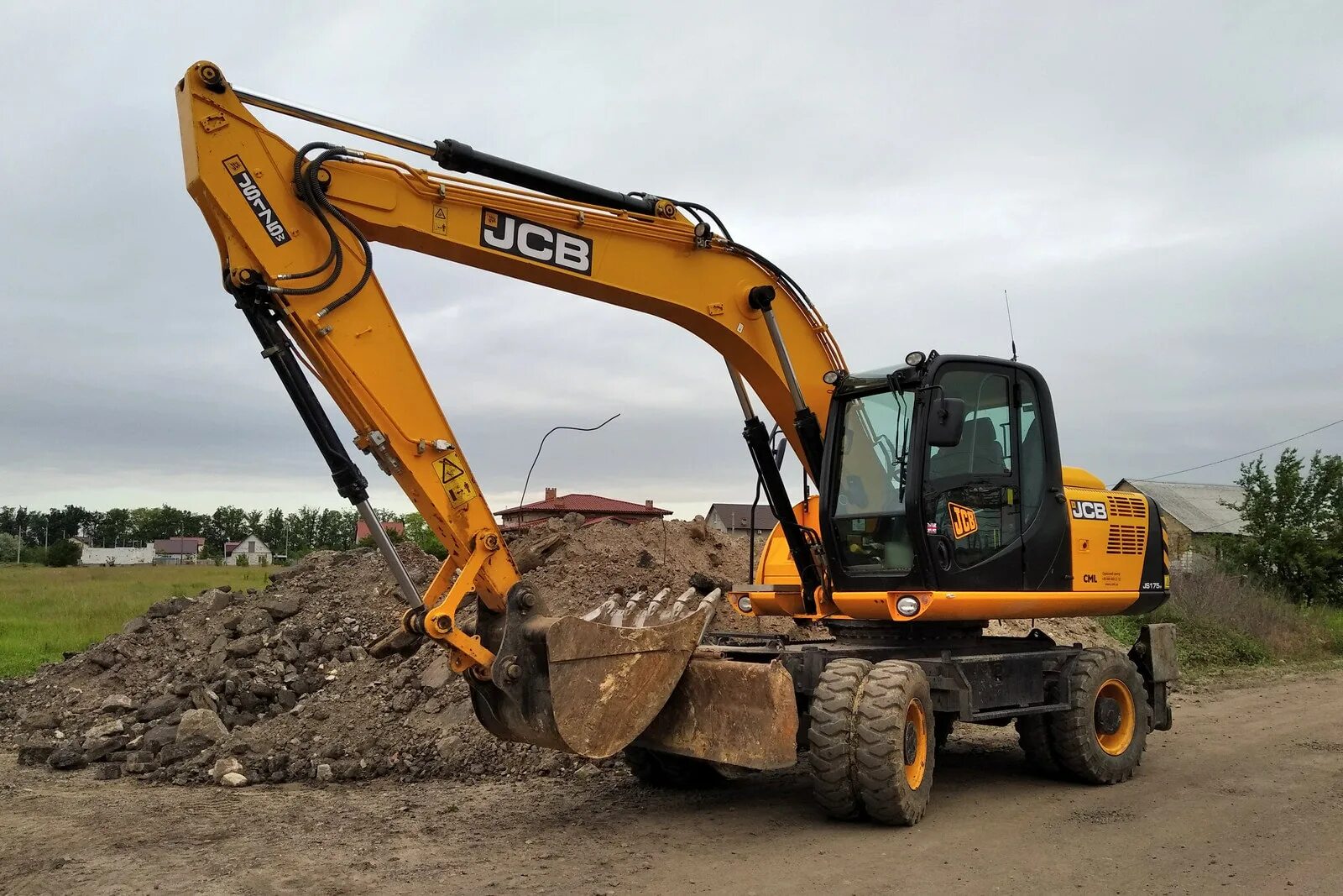 Экскаваторы саратов. Колесный экскаватор JCB js 175w. Полноповоротный JCB js175. JCB 160 колесный полноповоротный. JCB 160w колесный экскаватор.