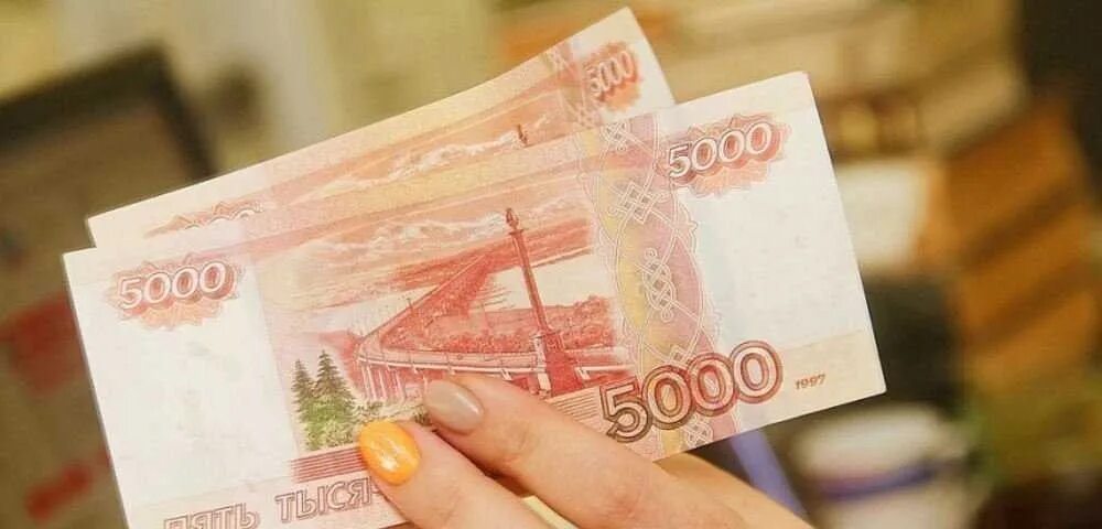 Деньги в руках рубли. 1000 рублей. 300 тысяч рублей. Донской полицейский взяточник. То 105 тыс.