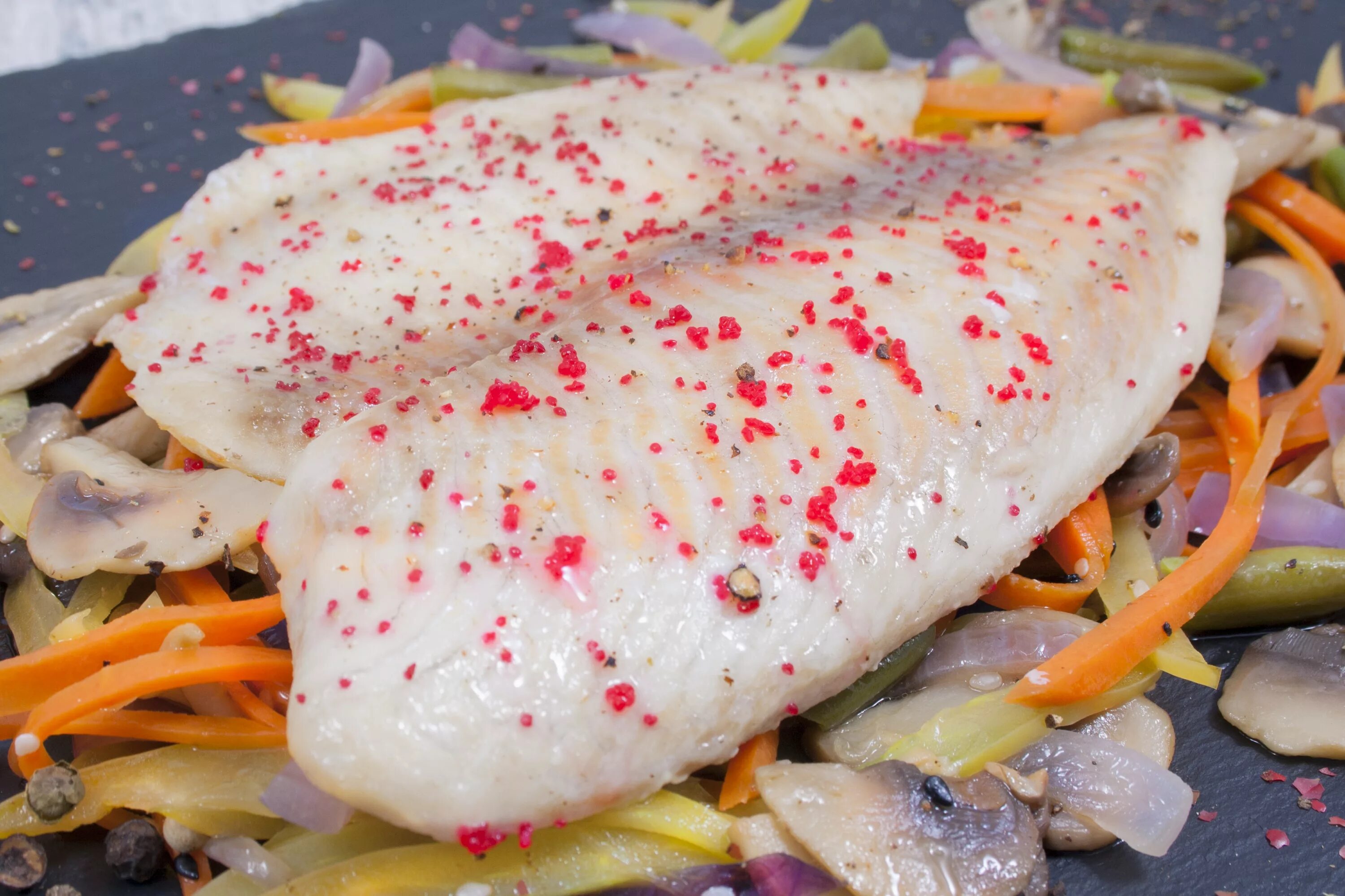 Филе тилапии. Белая рыба пикша. Теляпия. Тилапия недожаренная. Тилапия филе в духовке.