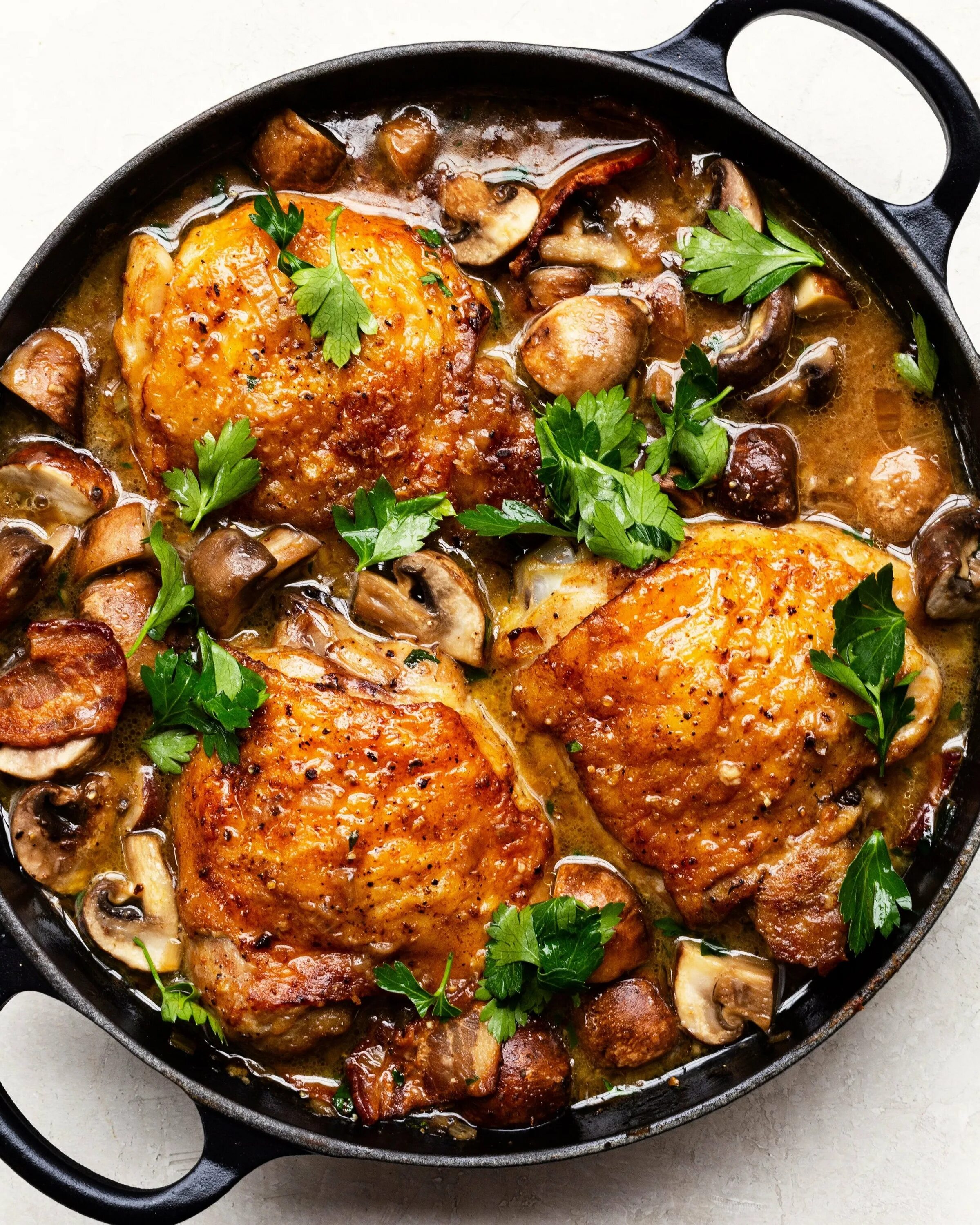 Рецепт приготовления курицы с грибами. Машрум Чикен. Жареная курица с грибами. Грибы курочки. Курица с овощами на сков.