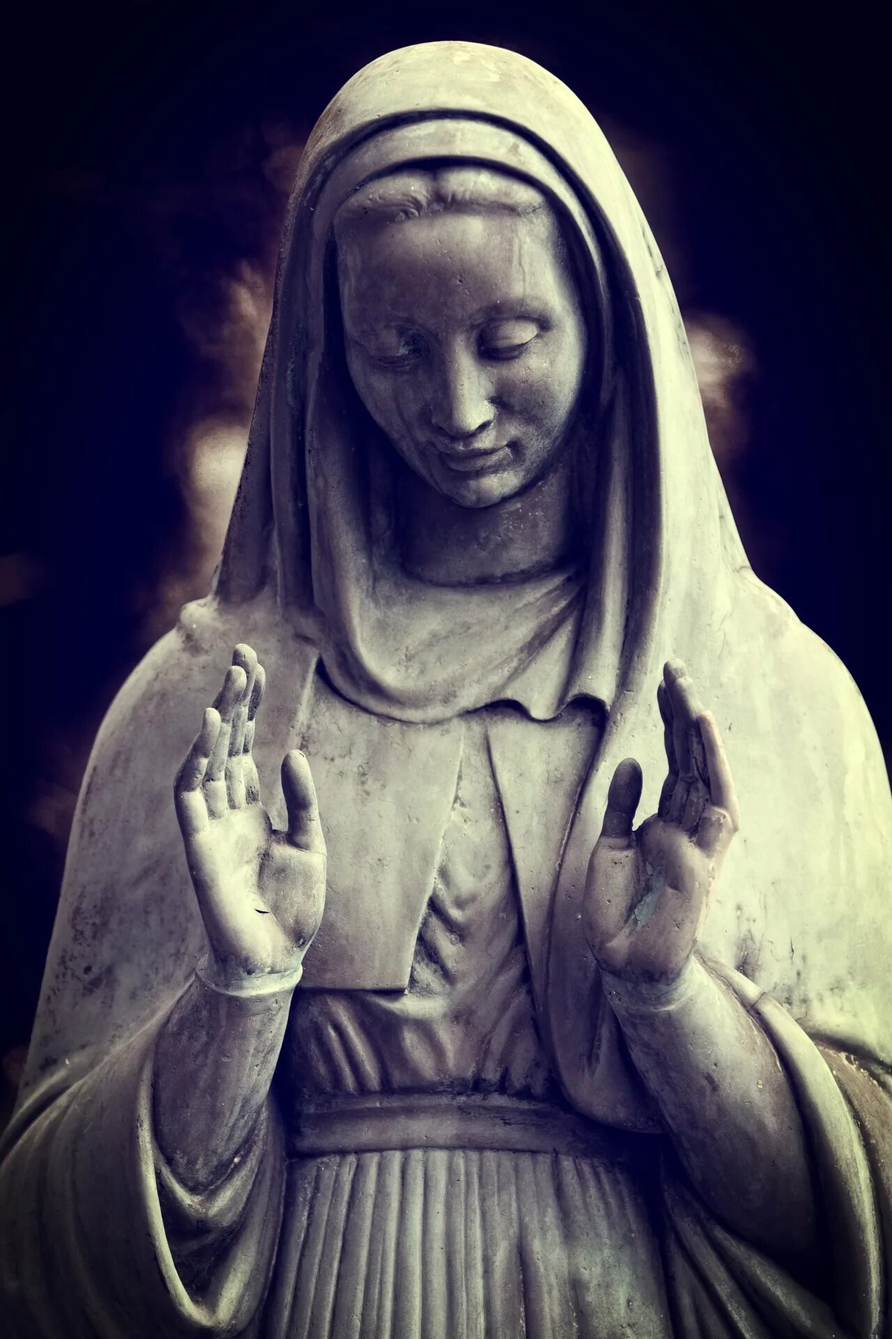 Молящаяся статуя. Памятник святой девы марии. Женщина молится. Молитвенные скульптуры. Дева мария статуя.