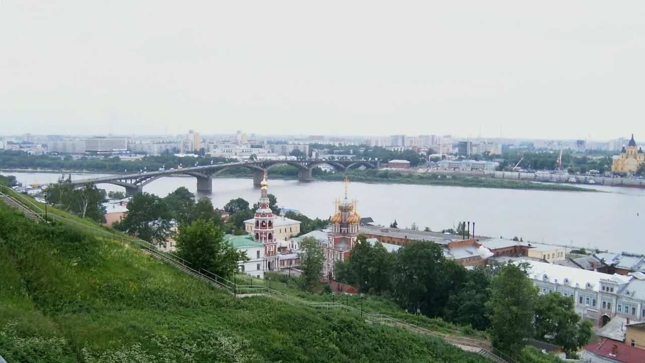 Песня на волге широкой. Под городом горьким. Над Волгой широкой. На Волге широкой на стрелке далекой.