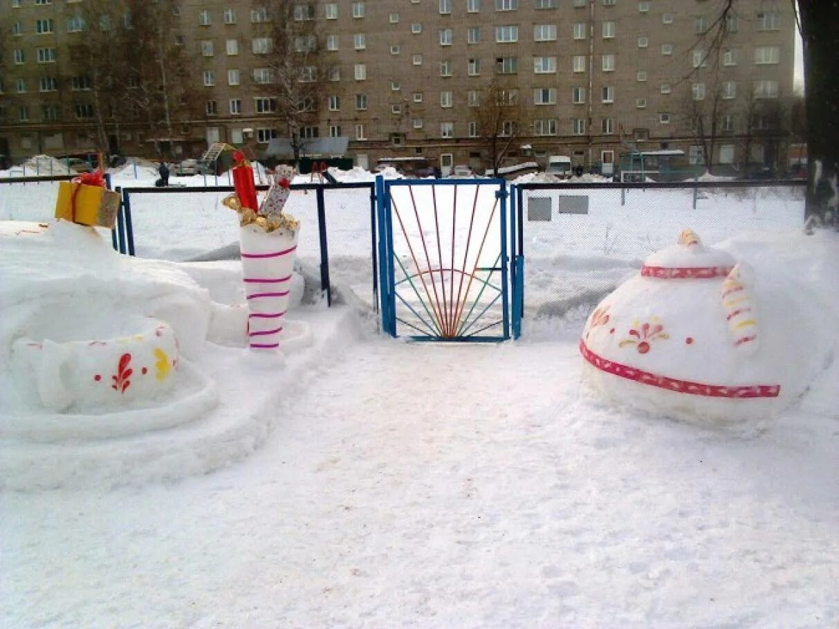 Украсить детскую площадку зимой. Украшение зимних участков в детском саду. украшение площадки в детском саду зимой. зимние постройки на участке. зимняя площадка в детском саду.