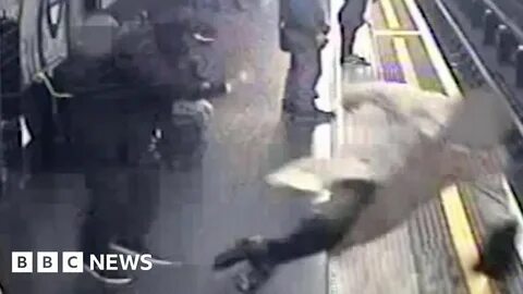 Столкнул под поезд