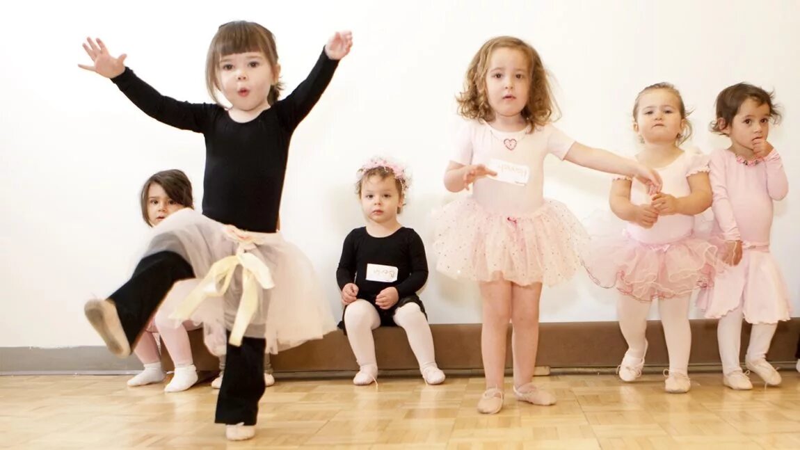 Где малыши танцуют. Ритмика для детей. Малыши танцуют. Танцы для малышей. Ритмика в детском саду.