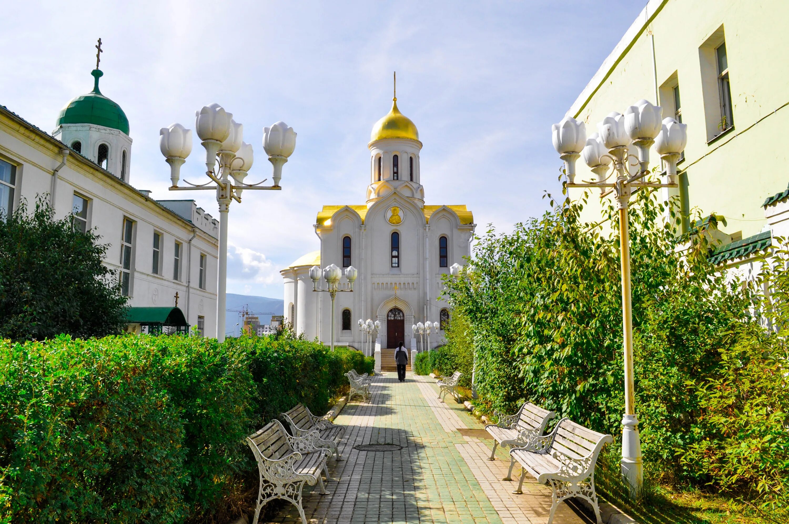 Эстепона православный храм. Православие монастырь. Белый храм православный. Православные монастыри Монголии.