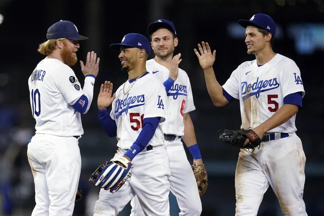 Los angeles dodgers. Лос-Анджелес Доджерс. Лос Анджелес Доджерс Систерс. Лос Анджелес Доджерс 47 номер. Чикаго Кабс - Чикаго Уайт Сокс.