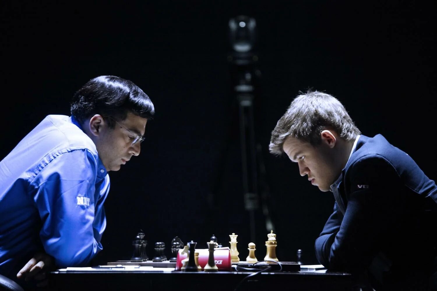 We like playing chess. Виши Ананд Карлсен. Магнус Карлсен виши Ананд 2013. Карлсен Ананд 2014. Карлсен Ананд 2013 партия.