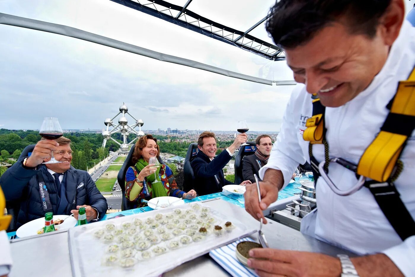 Dinner in the sky ресторан. Ресторан "dinner in the sky" "обед в облаках". Ресторан в небе dinner in the sky. Dinner in the sky бельгия основатель. Ресторан "dinner in the sky" "обед в облаках".