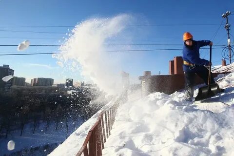 Очистка кровли от снега москва