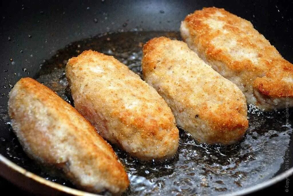 Как правильно жарить. Котлеты жарятся на сковородке. Как правильно жарить. Как правильно жарить. Пассированный лук.