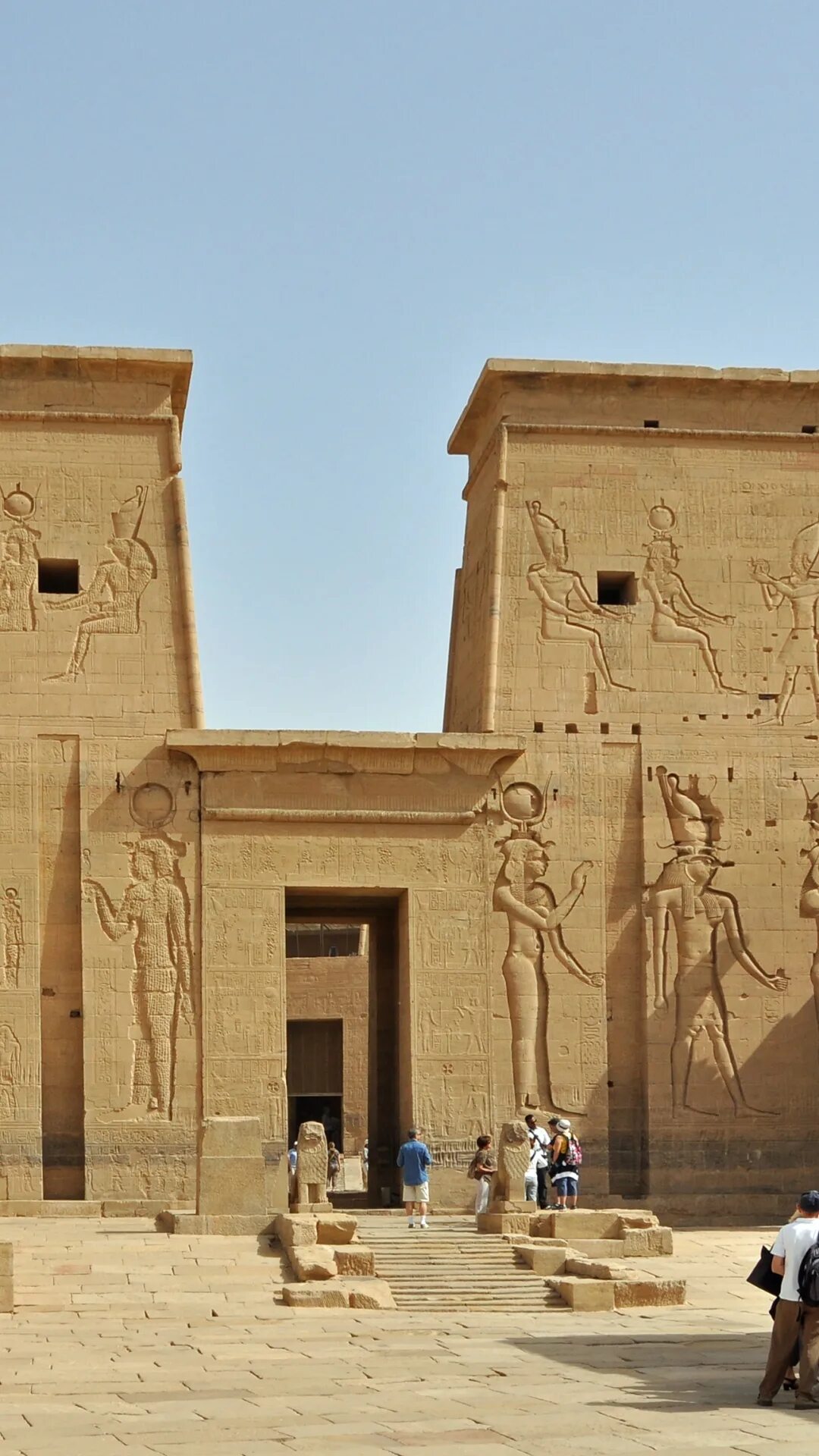Храм луксор хатхор. Древний египет храм карнака. Какие храмы в египте. Святилище храма древнего египта. Древнеегипетские статуи луксор.