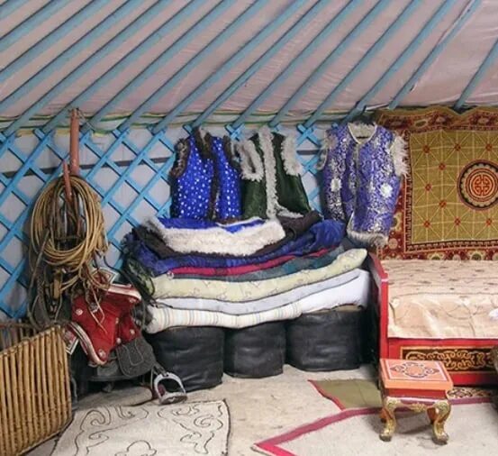 Жилище тувинцев юрта. Жилище тувинцев юрта. Тыва юрта. Тувинская юрта внутреннее убранство. Тыва херекселдери.