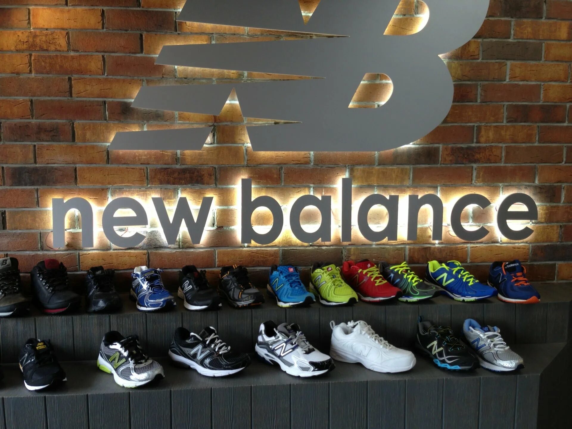 New one shop. Реклама магазина кроссовок. Кроссовки магазин. New Balance. New Balance магазин.