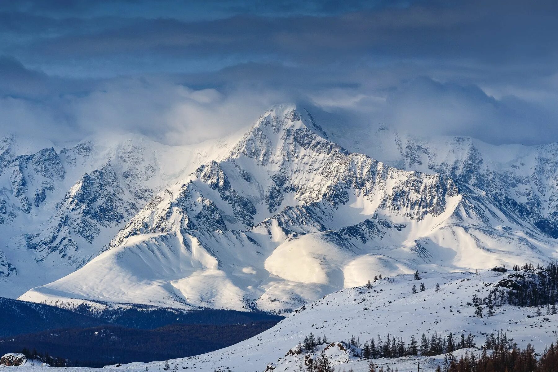Самые снежные горы. Горный Алтай заснеженная гора. Северо-Чуйский хребет Алтай зима. Горы со снежными вершинами Алтай. Северо Чуйский хребет зимой.