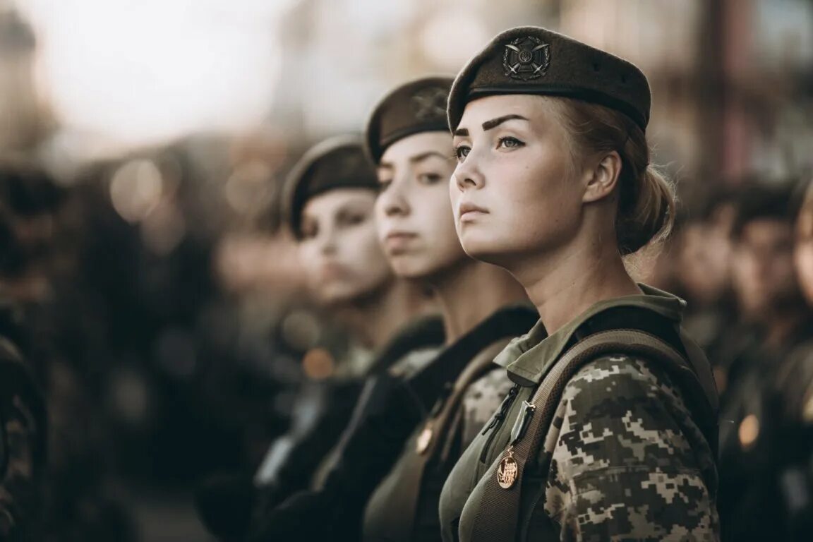 Армейская женщина. Женщины военные. Женщины военнослужащие. Женщина солдат. Девушки в армии.