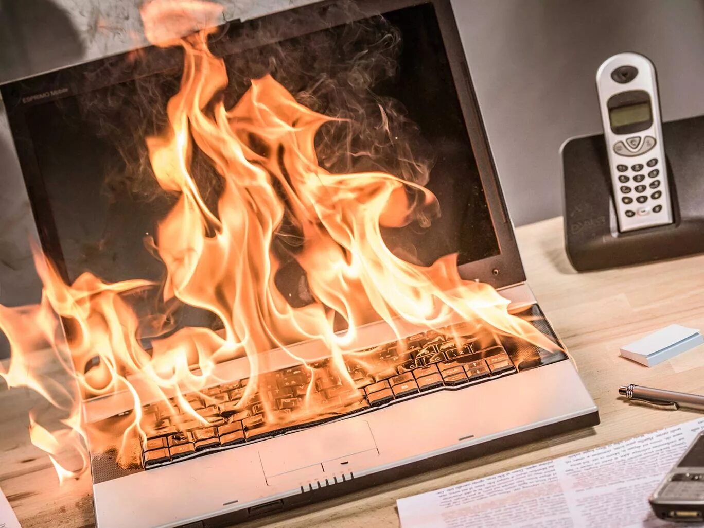 Кипит радиатор. Горящий ноутбук. Перегрелся ноутбук. Ноутбук в огне. Комп перегрелся.