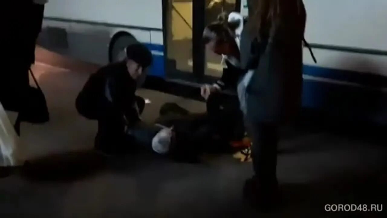 Ребенок падает и ударяется головой