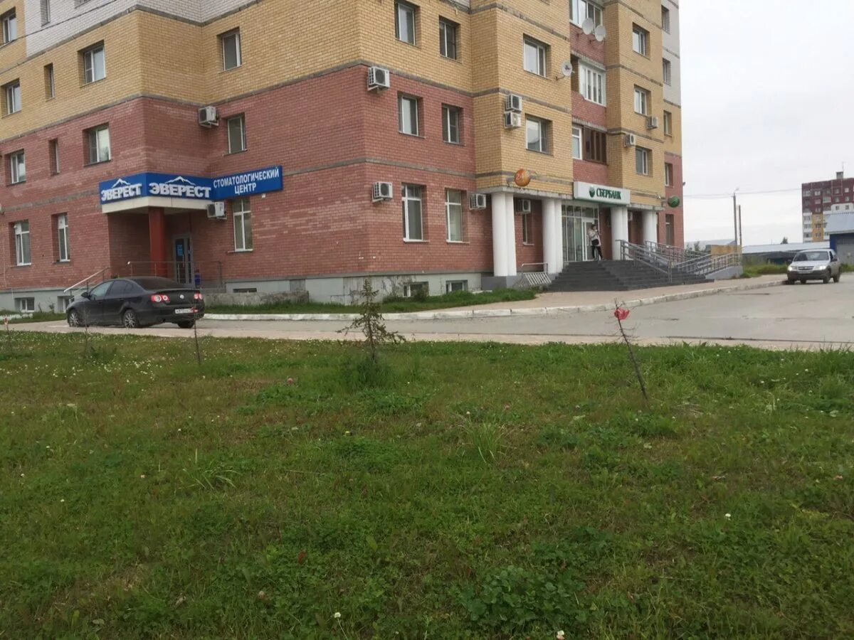 Улица нефтяников нефтеюганск на карте. Улица нефтяников нефтеюганск. Полазна нефтяников 30. Администрация елабуги фото. Нефтяников 30 к 2 ярославль.