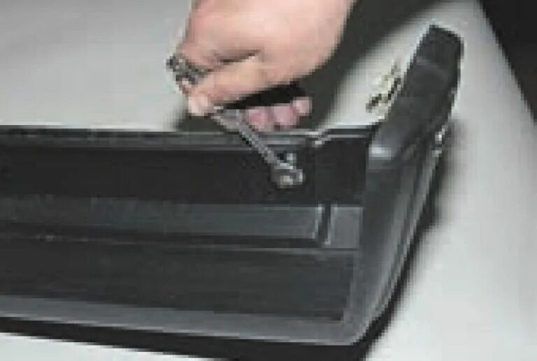 Как снять бампер ваз 2107. Хром на бампер ваз 2107. Болт кронштейна переднего бампера ваз 2107. Как снять бампер ваз 2107. Болт крепления трубы бампера 2107.