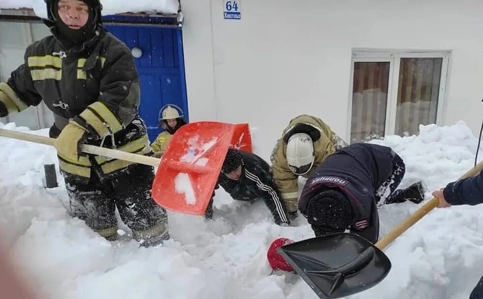 Помощь снежку. Завалило снегом. Сход снега с крыши. Снежный день. Снежные завалы в Татарстане.