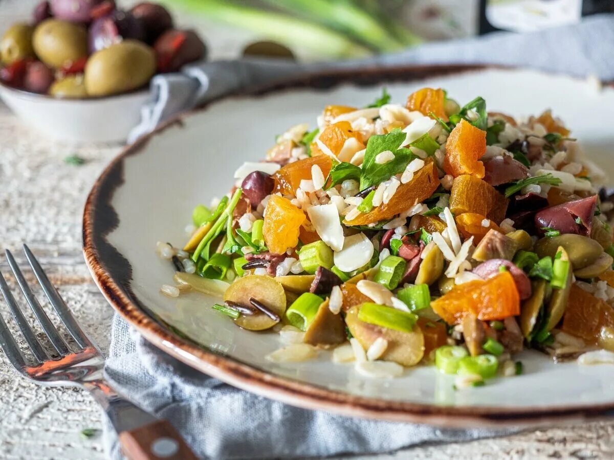 Салат с курицей и рисом. Салат с орешками. Салат с миндалем. Салат с курицей и овощами. Салат с сухофруктами.