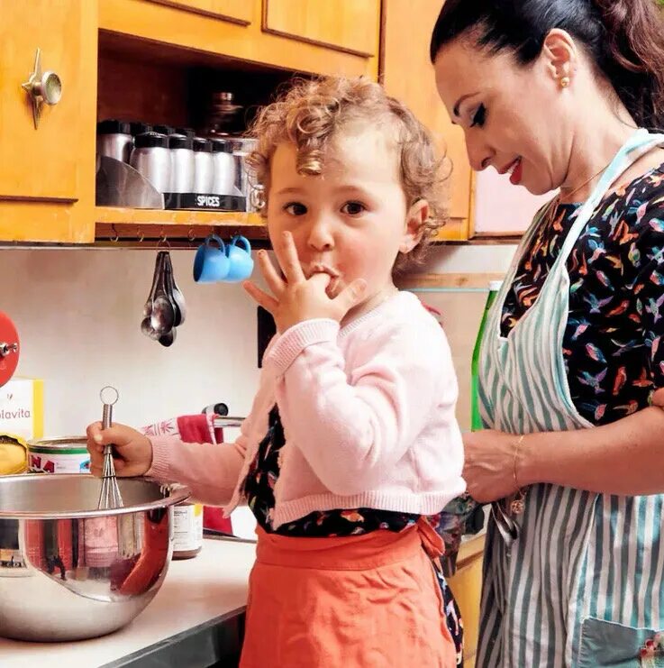 Готовим с мамой рецепты. Кухня для детей. Мама с ребенком на кухне. Готовка вместе с детьми. Мама готовит.