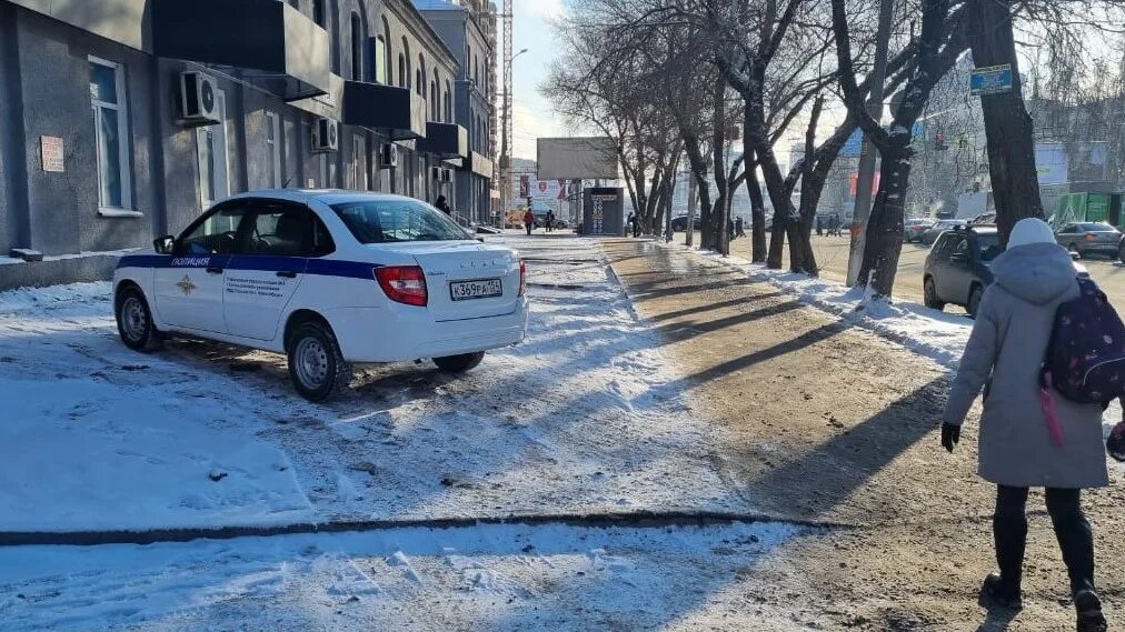 Газон машина. Машина зимой на улице. Машина на парковке. Припаркованные машины фото. Номерок 3 семерочки