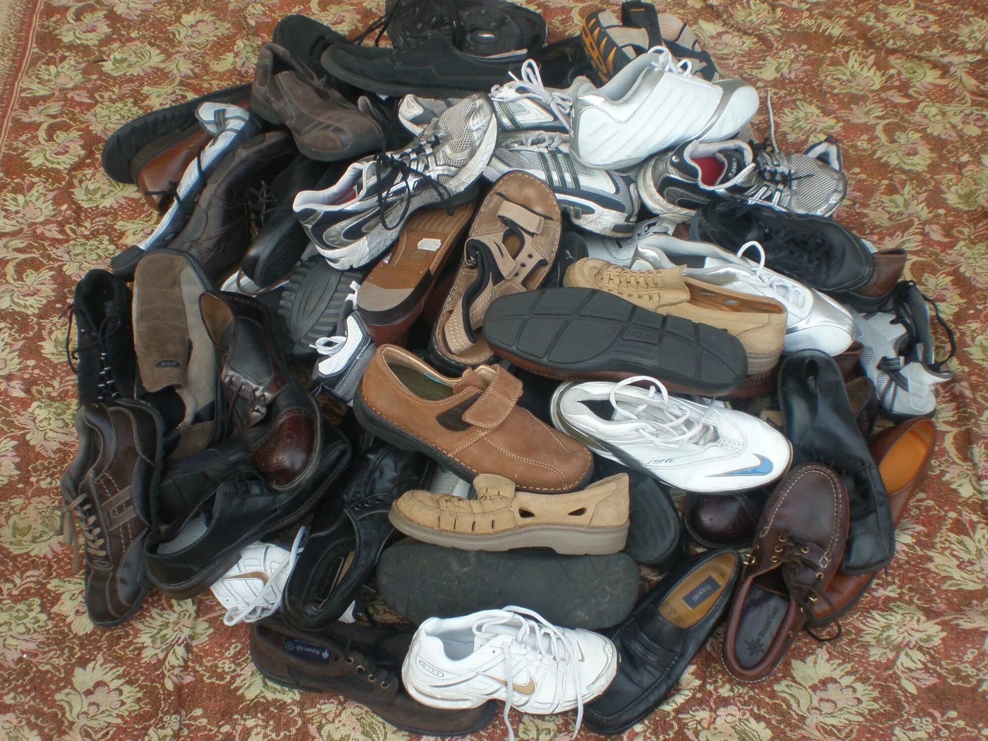 Детская обувь из секонд хенда. Бишкек секонд хенд из Германия. Вещи бу обувь. Обувь и вещи 2000 года. Авито куплю обувь бу