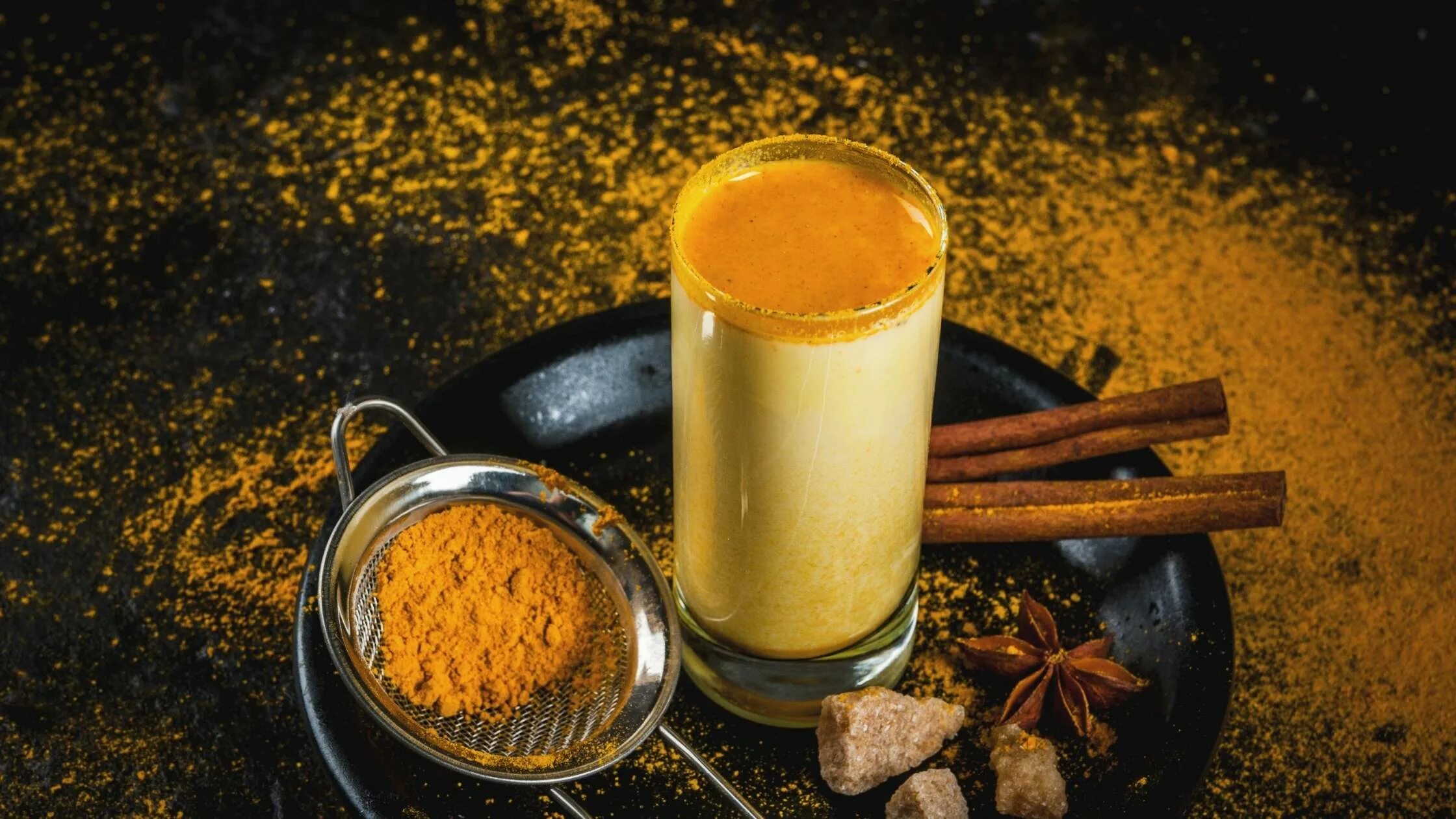 Золотое молоко. Кофе с куркумой. Кокосовое молоко с куркумой. Напиток на основе куркумы. Золотое молоко в Индии.