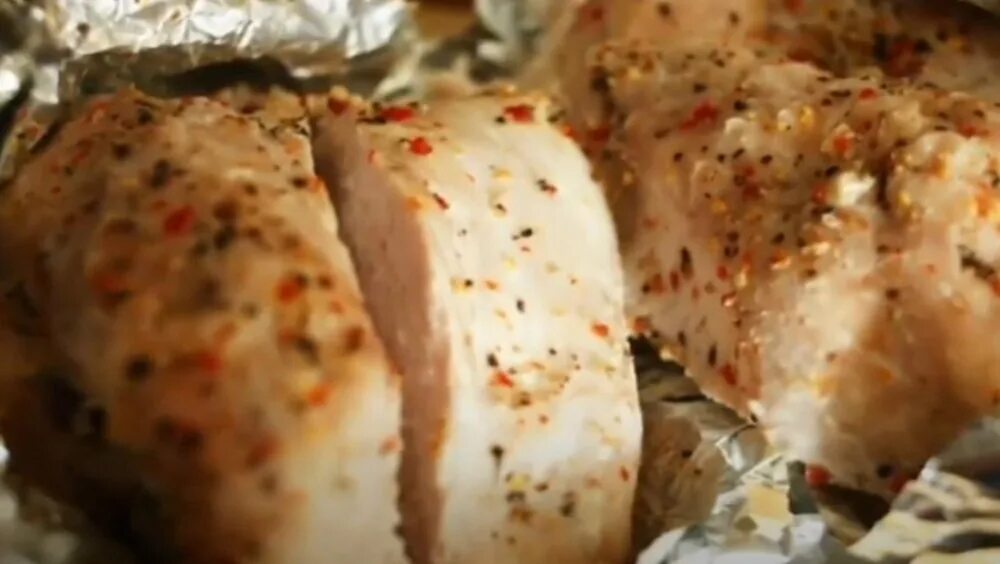 Вкусное филе индейки в мультиварке. Филе индейки запеченное в духовке. филе индейки в фольге.