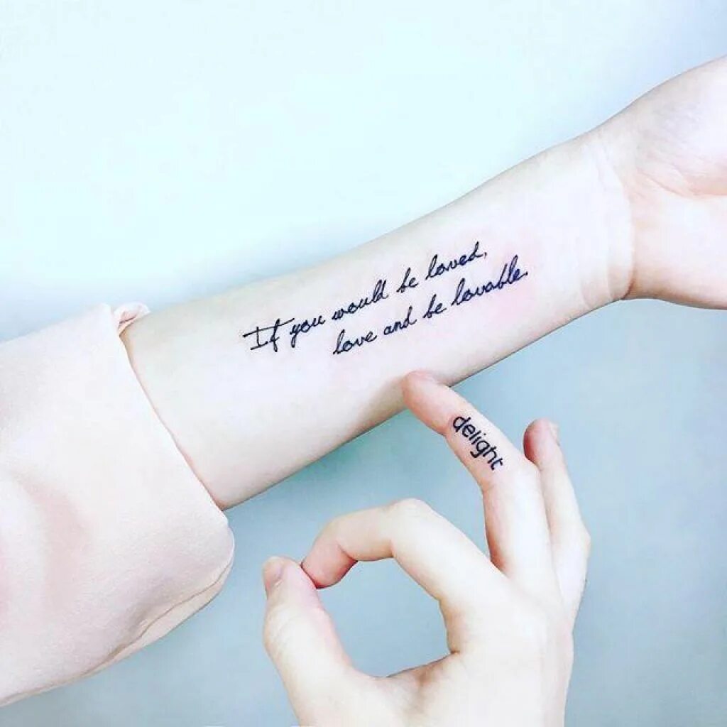 Надпись татуировка для девушек со смыслом. Надпись на руке для девушек. Татуировки для девушек со смыслом. Тату надписи для девушек. Модные Татуировки для девушек.