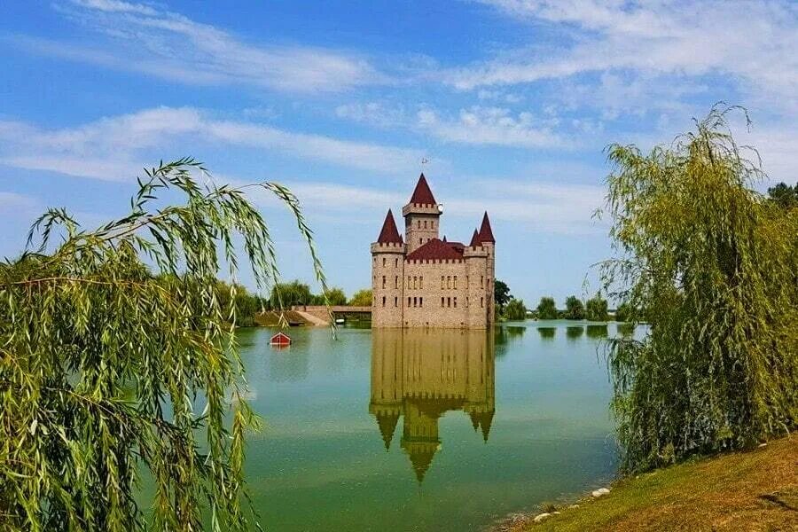 Замок шато экскурсия. Шато эркен замок. нальчик замок шато эркен. голубые озёра кабардино-балкария замок шато эркен. замок на воде шато-эркен нальчик.