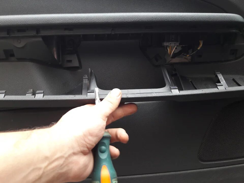 Фф2 водительская дверь изнутри. Форд фокус 1 дверь водителя. Не открывает наружная ford focus 2. Дверь внутри форд фокус 2. Форд фокус 2 плохо открывается водительская дверь снаружи.