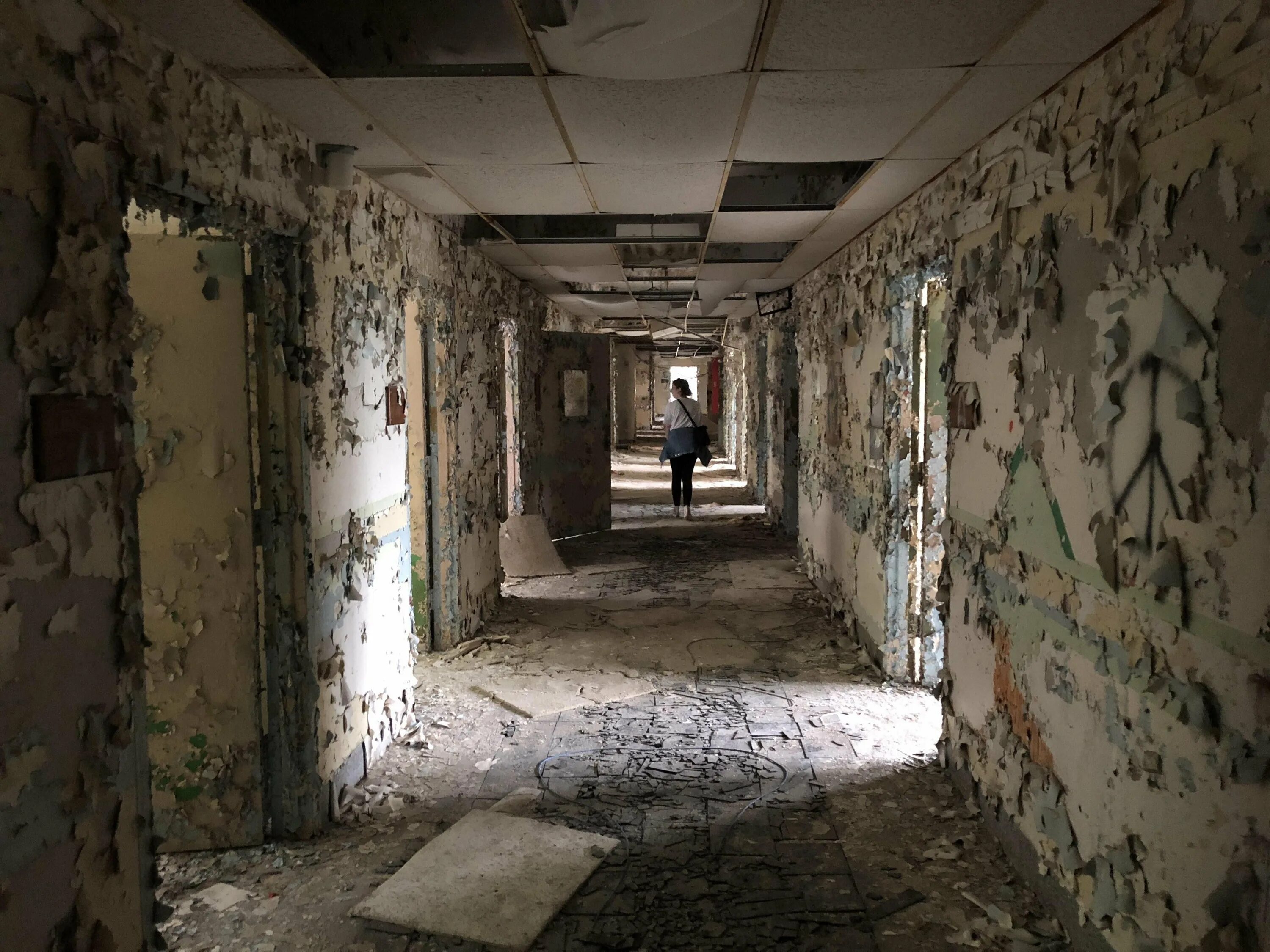 Заброшенный госпиталь (abandoned Hospital Red). Заброшенный госпиталь в США. Чернобыль заброшенная психбольница. Психиатрическая больница в Москве заброшка.