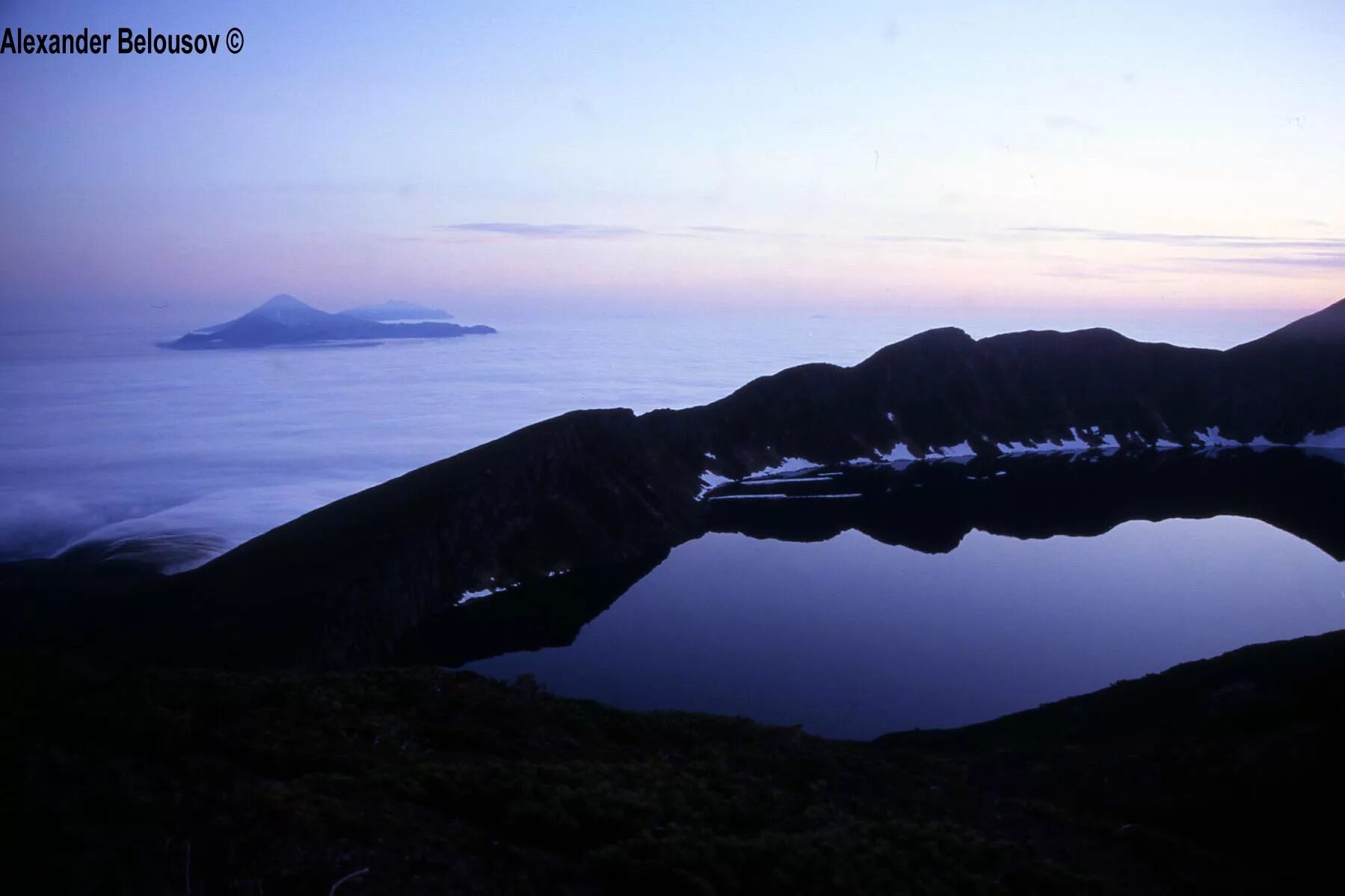 вулкан палласа. вулкан палласа. о кетой курильские острова. озеро малахитовое курилы. озеро глазок палласа.