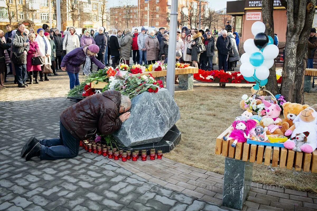 Зимняя вишня что сейчас на этом месте. Зимняя вишня Кемерово сейчас. Зимняя вишня Кемерово сквер ангелов. ТЦ зимняя вишня Кемерово. ТЦ зимняя вишня Кемерово сейчас.