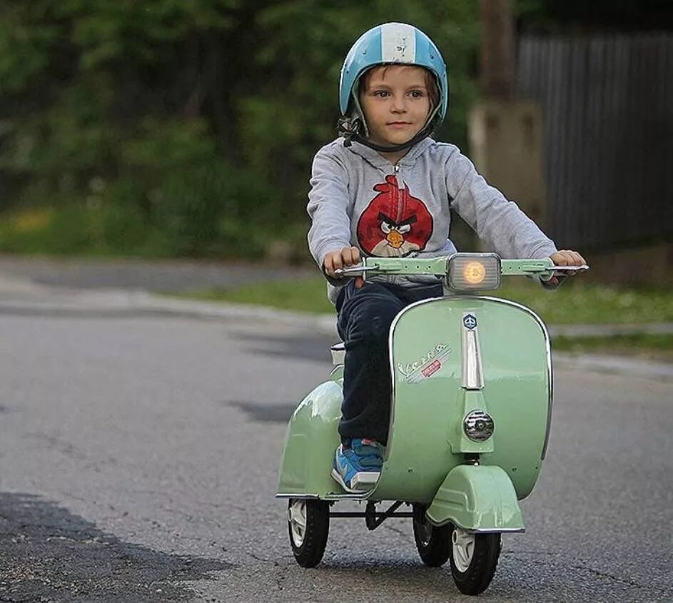 Веспа мотороллер. Мотороллер педальный Веспа. Мопед Vespa. Педальный мотороллер крошка. Скутер детей лет