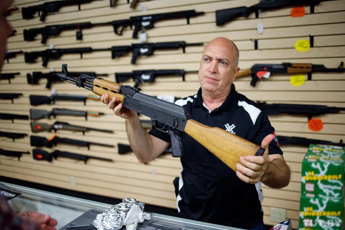 Легальное оружие в россии. Оружейный магазин США АК 47. Оружейный магазин в Техасе США. Американский магазин оружия. Оружейный магазин в США.