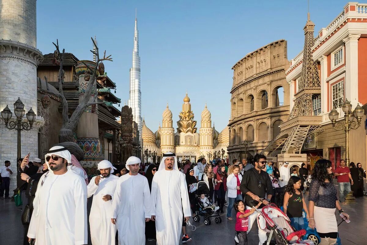 Население Абу Даби. Абу Даби туристы. Дубай Абу Даби богачи. Арабы в ОАЭ. Арабы проживают