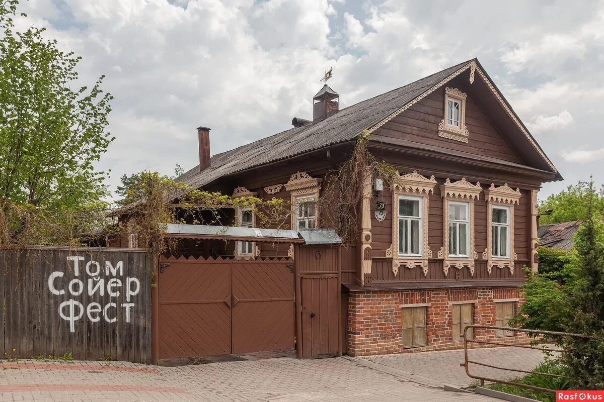 Старинные здания калуги. Музей народных промыслов калуга. Калужские дома строительная компания. Набережная 9 калуга. Калуга.