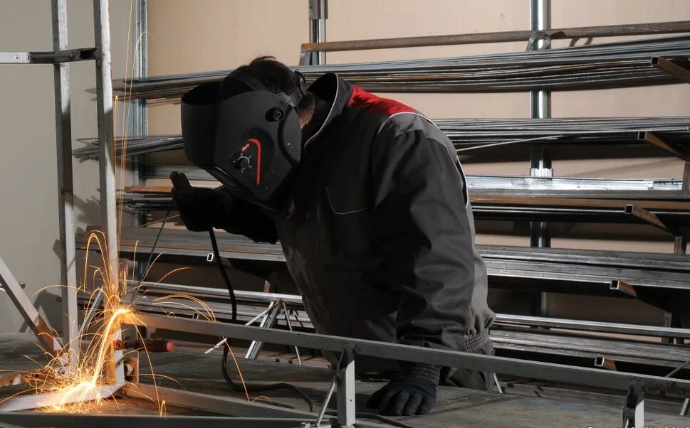 Накс сварщика. Рабочие профессии. Сиз сварщика. Сварка на стройке. Сварщик.